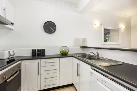 Melbourne Luxury Paradise - Palm Beach Accommodation 5