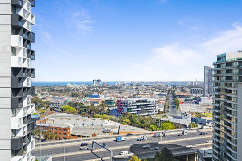 Complete Host Tiara Apartments - Palm Beach Accommodation 9
