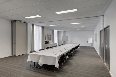 Travelodge Hotel Melbourne Docklands - Palm Beach Accommodation 17