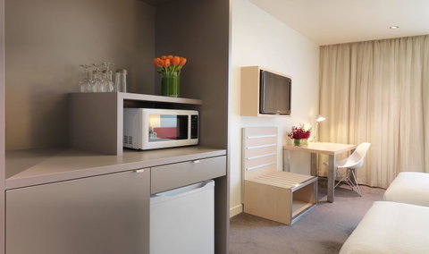 Travelodge Hotel Melbourne Docklands - Palm Beach Accommodation 13