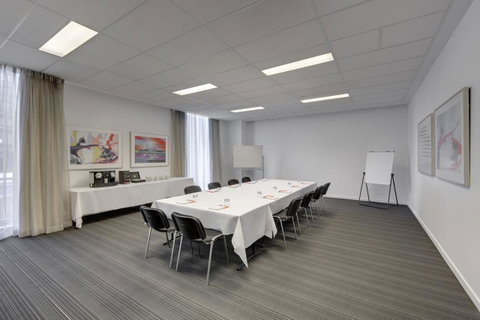 Travelodge Hotel Melbourne Docklands - Palm Beach Accommodation 24