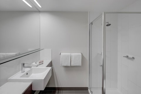 Travelodge Hotel Melbourne Docklands - Palm Beach Accommodation 6