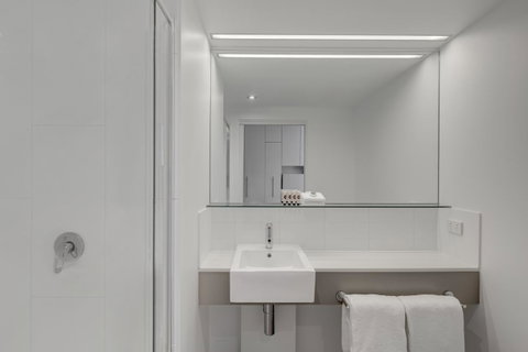 Travelodge Hotel Melbourne Docklands - Palm Beach Accommodation 8