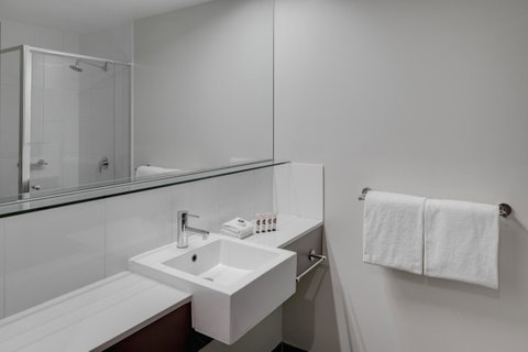 Travelodge Hotel Melbourne Docklands - Palm Beach Accommodation 14
