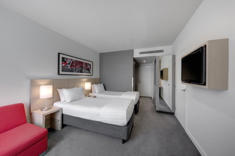 Travelodge Hotel Melbourne Docklands - Palm Beach Accommodation 1
