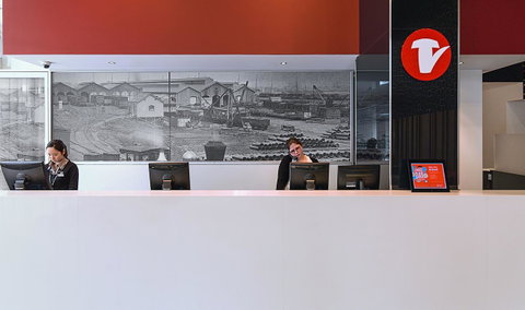 Travelodge Hotel Melbourne Docklands - Palm Beach Accommodation 9