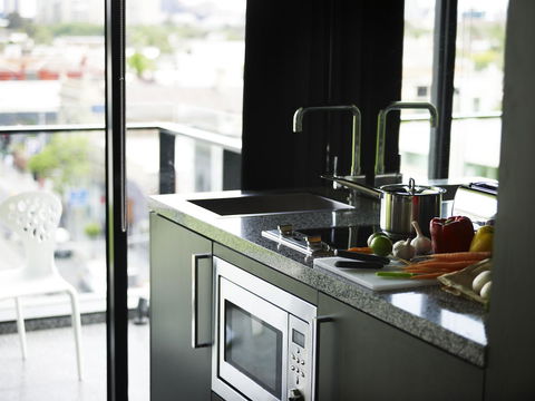 The Cullen Melbourne - Art Series - Palm Beach Accommodation 11