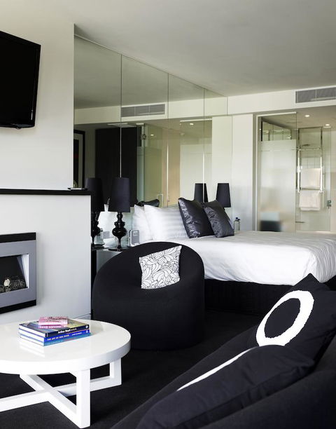 The Cullen Melbourne - Art Series - Palm Beach Accommodation 26