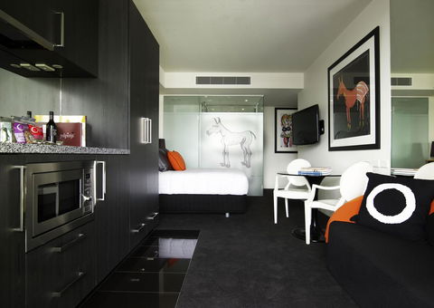 The Cullen Melbourne - Art Series - Palm Beach Accommodation 17