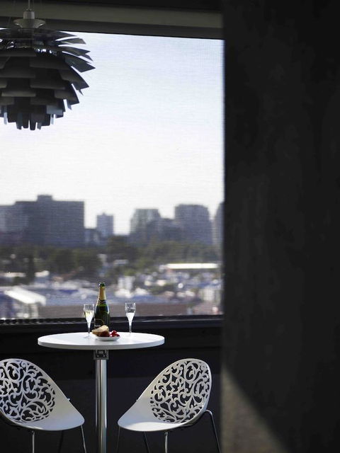 The Cullen Melbourne - Art Series - Palm Beach Accommodation 40