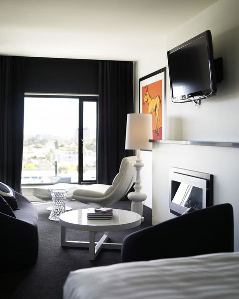 The Cullen Melbourne - Art Series - Palm Beach Accommodation 13