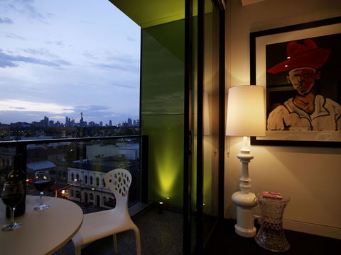 The Cullen Melbourne - Art Series - Palm Beach Accommodation 14