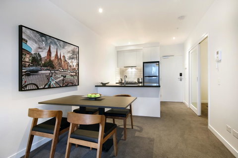Experience Bella Hotel Apartments - Palm Beach Accommodation 24