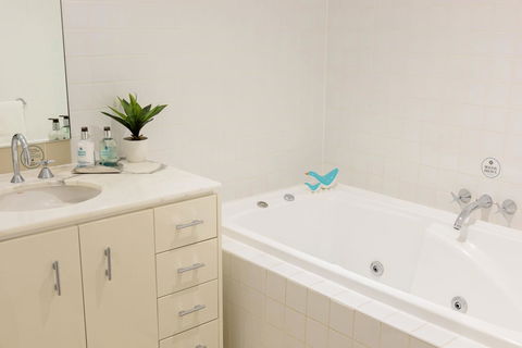 Treasury On Collins - Palm Beach Accommodation 40