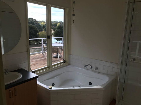 Lakeside Conti Villas - Palm Beach Accommodation 3