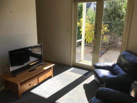 Lakeside Conti Villas - Palm Beach Accommodation 11