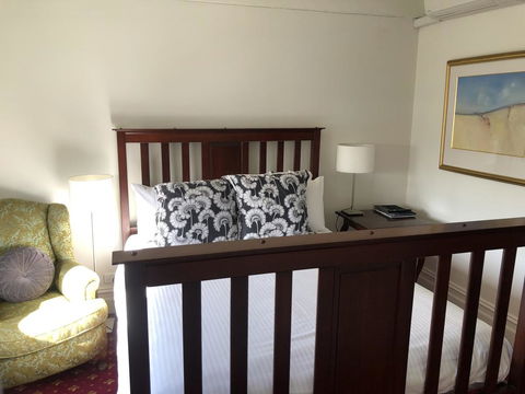 The Corner Hotel Alexandra - Palm Beach Accommodation 3