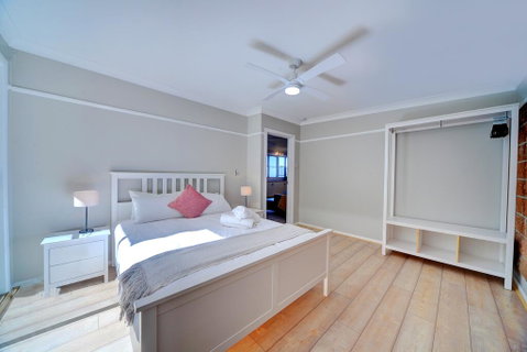 The Hillside Cottage - Palm Beach Accommodation 2