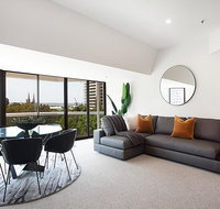 THE HYDEAWAY-LUXE HYDE PARK CITY APARTMENT-hosted by LAbode Accommodation - Palm Beach Accommodation