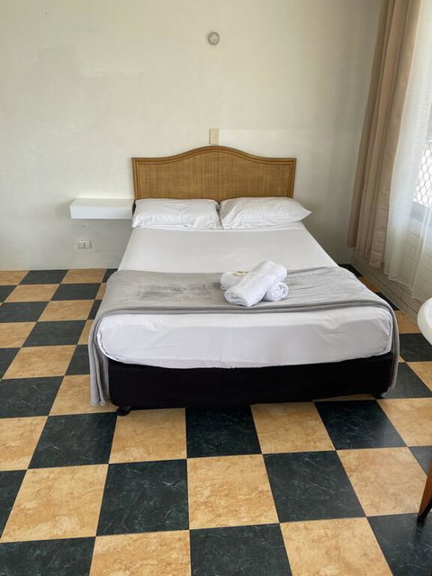 THE QUEENSLANDER MOTEL - Palm Beach Accommodation 2