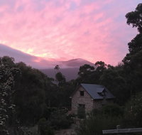 The Stone Cottage with tennis court - Palm Beach Accommodation