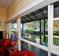 Traditional Three Bedroom Home with Water Views - Palm Beach Accommodation