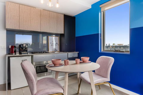Trendy And Central One Bed Apartment With Views - Palm Beach Accommodation 3