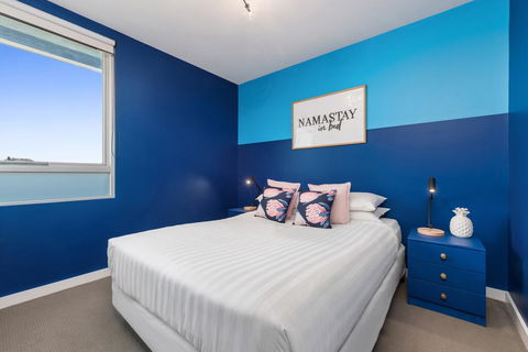 Trendy And Central One Bed Apartment With Views - Palm Beach Accommodation 2