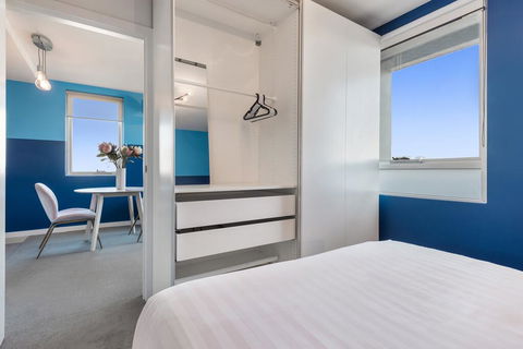 Trendy And Central One Bed Apartment With Views - Palm Beach Accommodation 1
