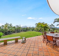 Unrivaled Ocean and City views from Resort Style 3bed with Garden - Palm Beach Accommodation