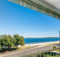 VIEWS VIEWS VIEWS Front Top Floor Waterfront Unit - Chnook Apartments South Esp Bongaree - Palm Beach Accommodation