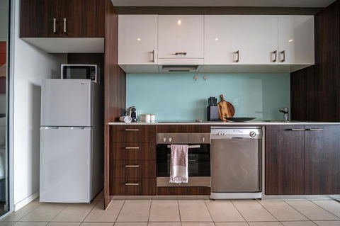 Vue Of The East End-Wifi - Netflix - Nespresso - Palm Beach Accommodation 3