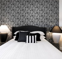 Walk everywhere in the city from a historic home - Palm Beach Accommodation