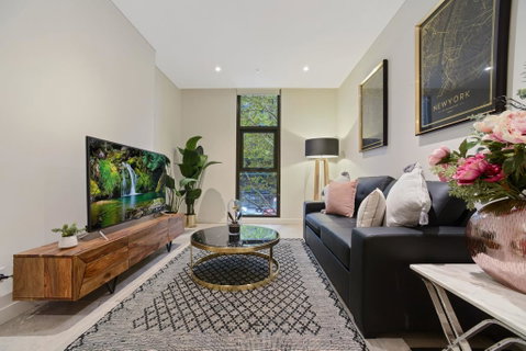 Walking To Darling Harbour, ICC,QVB, Shopping Mall - Palm Beach Accommodation 0