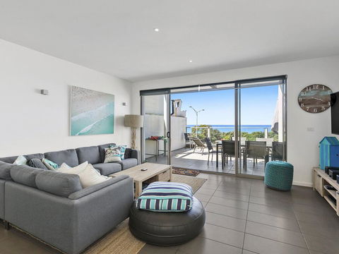 WATERFRONT SEVEN - In The Heart Of Lorne - Palm Beach Accommodation 0