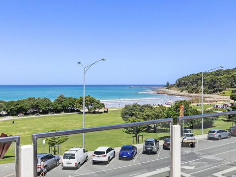 WATERFRONT SEVEN - In The Heart Of Lorne - Palm Beach Accommodation 2