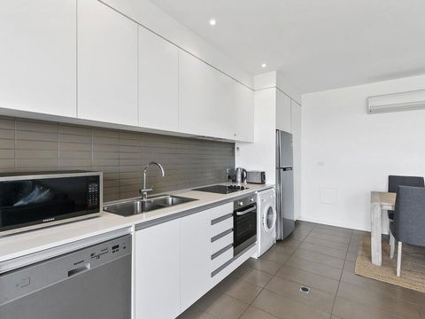 WATERFRONT SEVEN - In The Heart Of Lorne - Palm Beach Accommodation 1