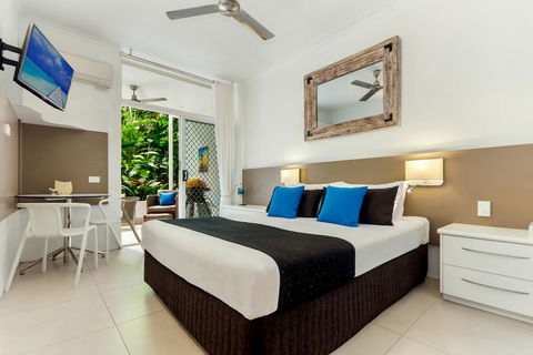 By The Sea Port Douglas - Palm Beach Accommodation 11