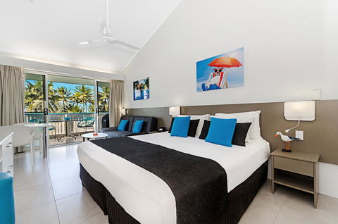 By The Sea Port Douglas - Palm Beach Accommodation 4