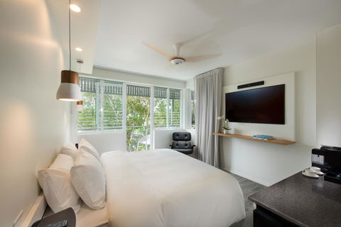Heart Hotel And Gallery Whitsundays - Palm Beach Accommodation 3
