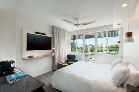 Heart Hotel And Gallery Whitsundays - Palm Beach Accommodation 4