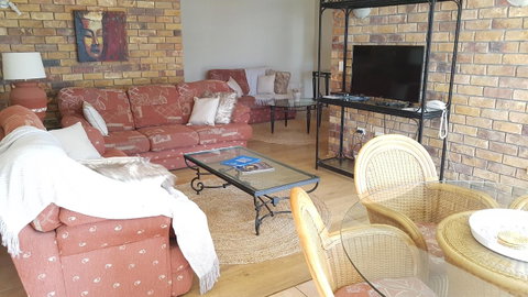 Surfers Chalet - Palm Beach Accommodation 24