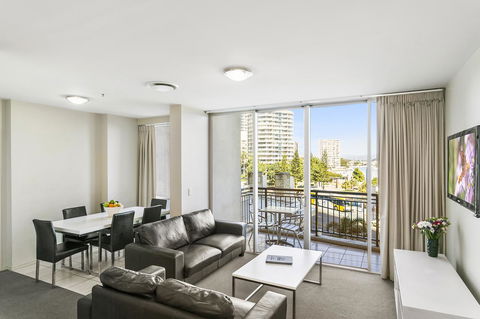 Mantra Towers Of Chevron - Palm Beach Accommodation 24