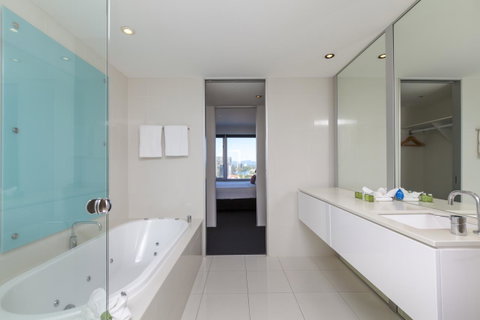 Q1 Resort & Spa - Official - Palm Beach Accommodation 1