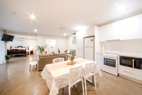 Whitsunday Luxury Homes - Palm Beach Accommodation 10