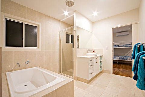 Whitsunday Luxury Homes - Palm Beach Accommodation 24