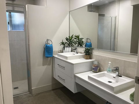 Whitsunday Luxury Homes - Palm Beach Accommodation 13