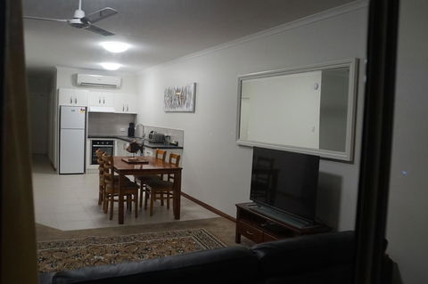 Airlie Seaview Apartments - Palm Beach Accommodation 8