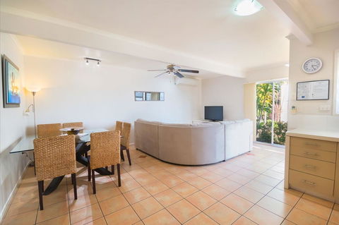 Airlie Apartments - Palm Beach Accommodation 11