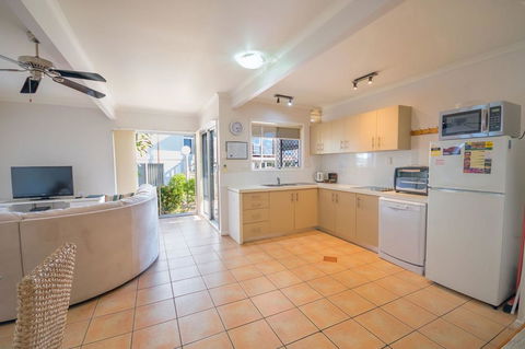 Airlie Apartments - Palm Beach Accommodation 12